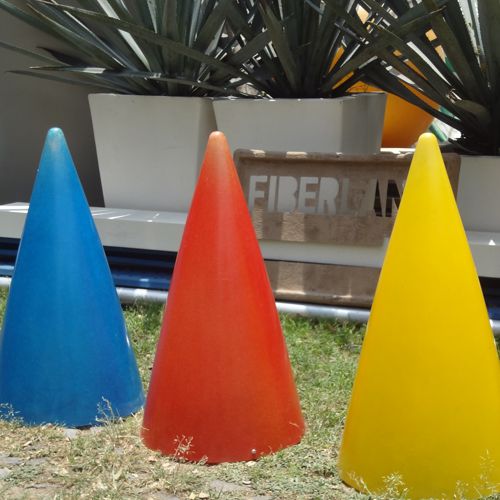 Conos de fibra de vidrio de colores