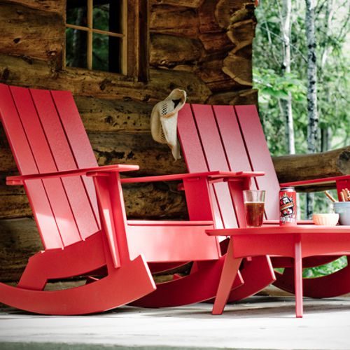 Mecedora Adirondack de Loll Designs en un portico