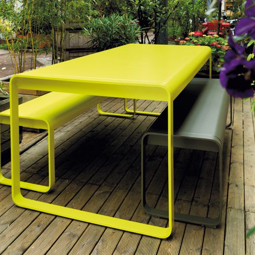 Mesa Bellevie en un jardin frances de color