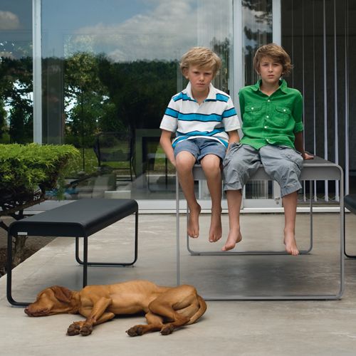 Mesa con banca Bellevie con niños en una terraza al exterior