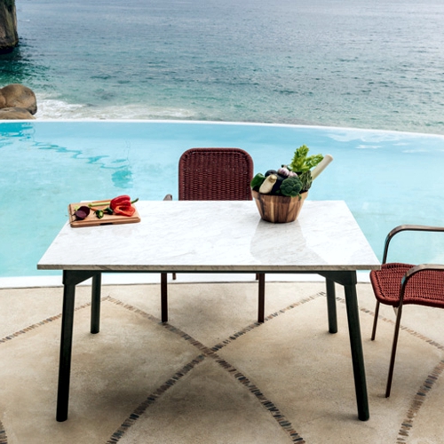 Mesa rectangular de playa con armazon de aluminio y cubierta de marmol modelo Carmen