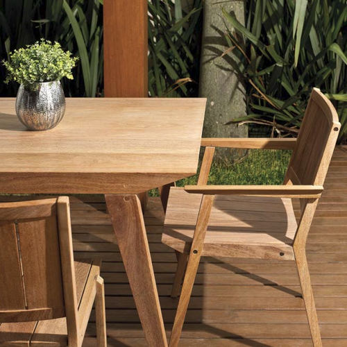 Mesa de comedor de terraza de madera con silla con brazos modelo Diamantina de Butzke