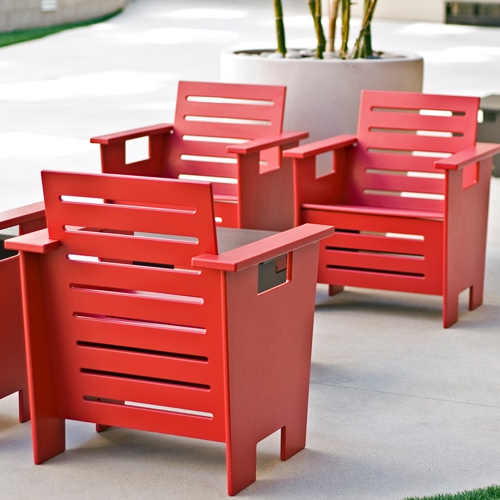 Sillones de exterior Go Club de Loll Designs en color rojo en un centro comercial