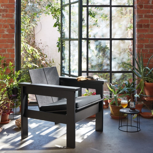 Detalle del sillon Hennepin para exterior en una terraza cerrada