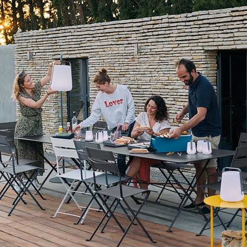 Terraza con comedor con sillas plegables Latitude de tela malla