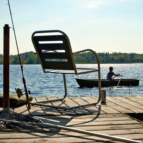 Silla Pilny ideal para exteriores frente a un lago en un muelle