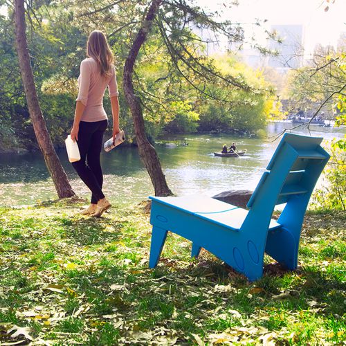 Sillon Vang en color azul frente a un lago