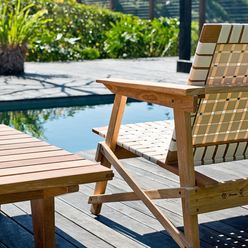 Detalle del sillón de madera para jardin con cintas tejidas de la colección Maresias