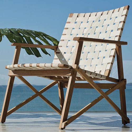 Sillón Maresias de madera de cumarú con tejido textil frente al mar