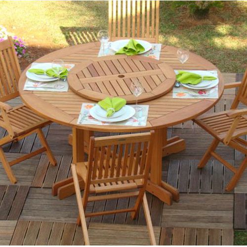 Mesa con carrusel y sillas plegables de madera en una terraza