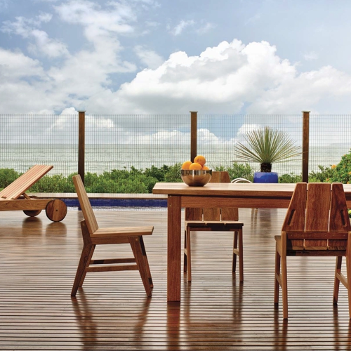 Comedor rectangular Mucuri en una terraza con alberca