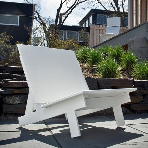 Sillon Taavi en color blanco en una terraza al exterior hecho de plastico reciclado