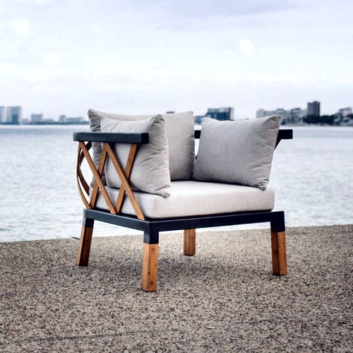 Sillón de exterior o de terraza fabricado con bambu y aluminio frente al mar